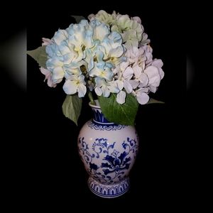 NEW hydrangea in gorgeous vase